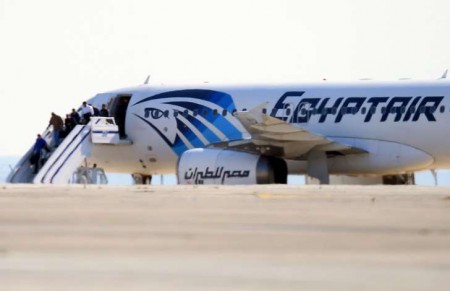 Libertados quase todos os passageiros de avião egípcio sequestrado e desviado ao Chipre